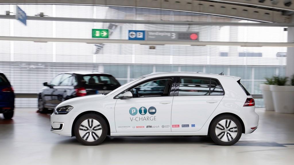 Elektroauto Volkswagen e-Golf fährt autonom zur Ladestation