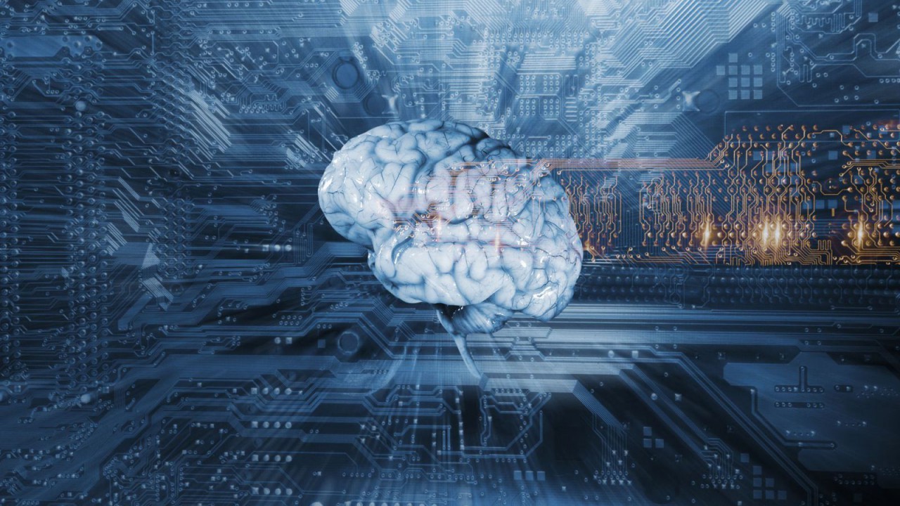 Künstliche Intelligenz - Menschliches Gehirn vor Schaltkreisen