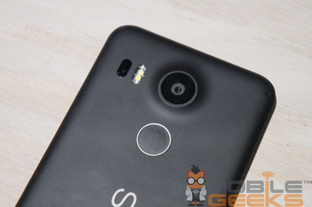 Nexus 5X - Blick auf die Hauptkamera und den Fingerabdrucksensor
