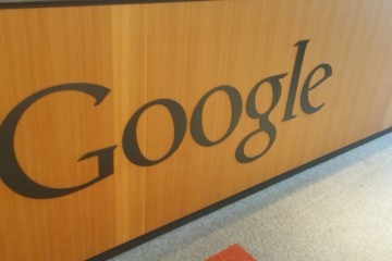 Google Logo auf Holz