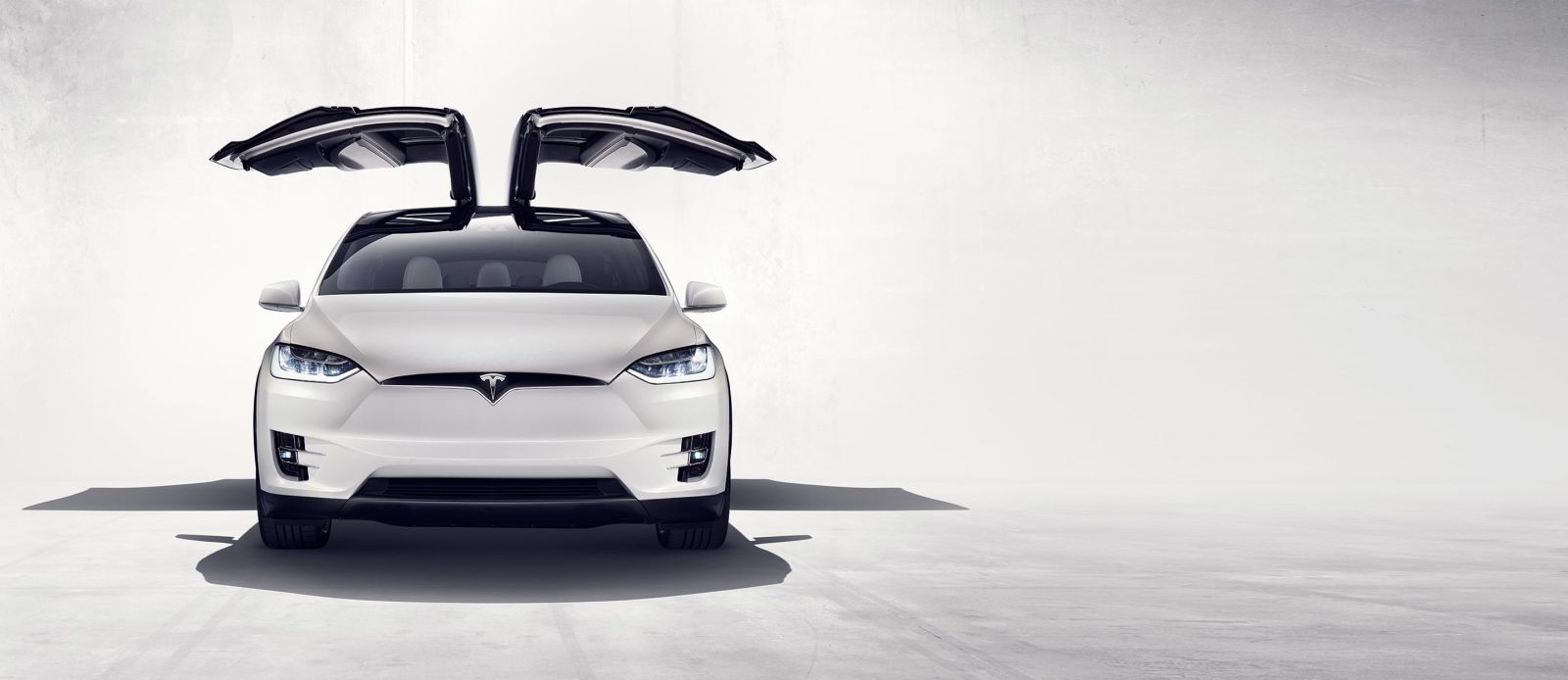 Tesla Model X von vorn mit hochgeklappten Falcon Wings