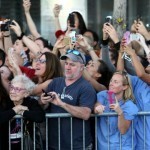 Zuschauer am roten Teppich vor einer Film-Premiere - fast alle mit Smartphone in der Hand