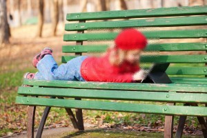 Kind auf Parkbank mit verpixeltem Gesicht