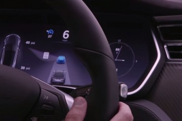 Tesla Model S: Blick auf die Abstandsanzeige mit Autopilot