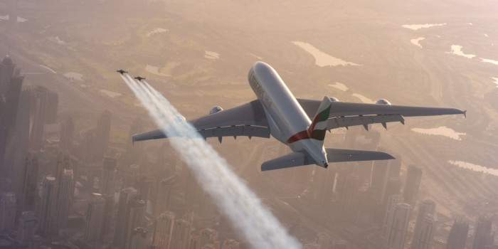 Emirates A380 und die Jetman Dubai im Formationsflug