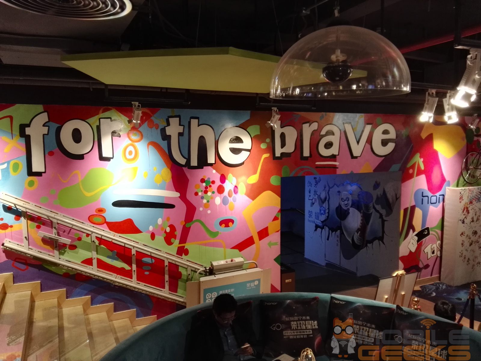 For the Brave-Kulisse im Honor Cafe