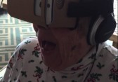 Oma testet Virtual Reality – und flippt vor Freude aus