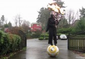 Kylo Ren spielt brennenden Dudelsack und balanciert auf BB-8
