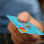 Kreditkarte in der Hand