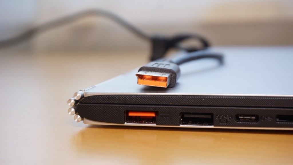 Der Ladeanschluss kann auch als USB 2.0 Port benutzt werden