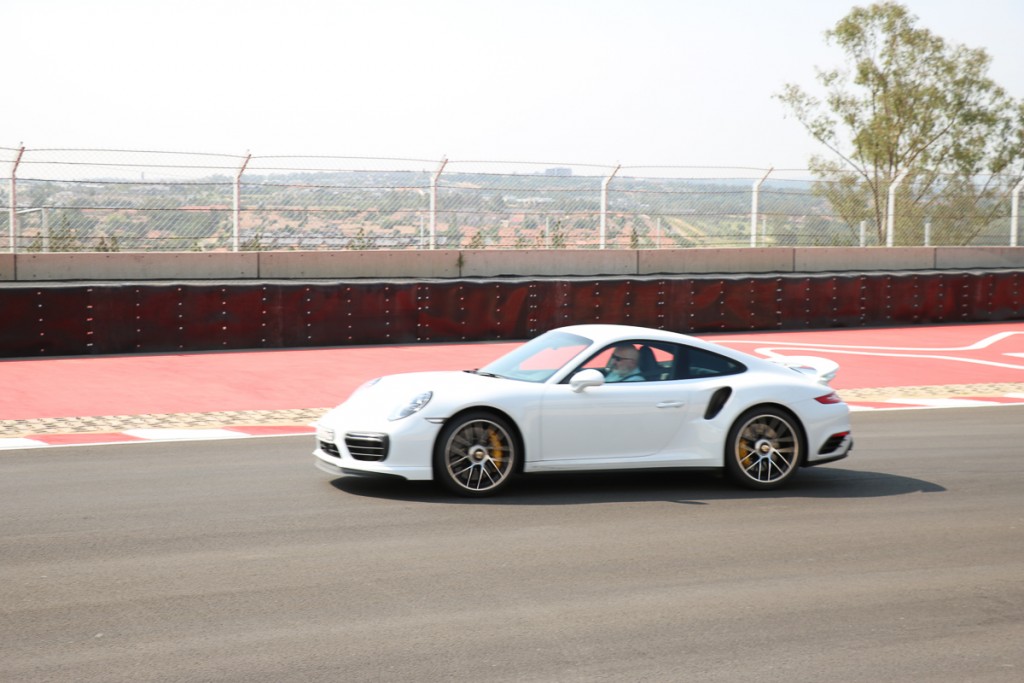 Porsche 911 turbo s in weiß - auf der Rennstrecke in Südafrika