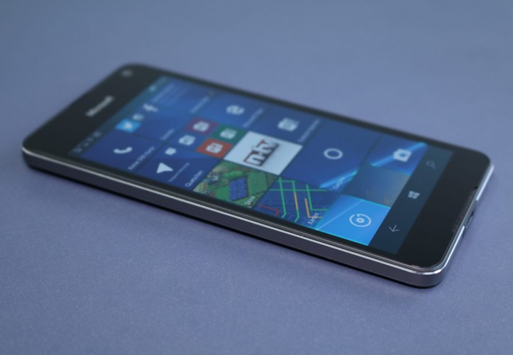 Microsoft Lumia 650 von vorn mit eingeschaltetem Display