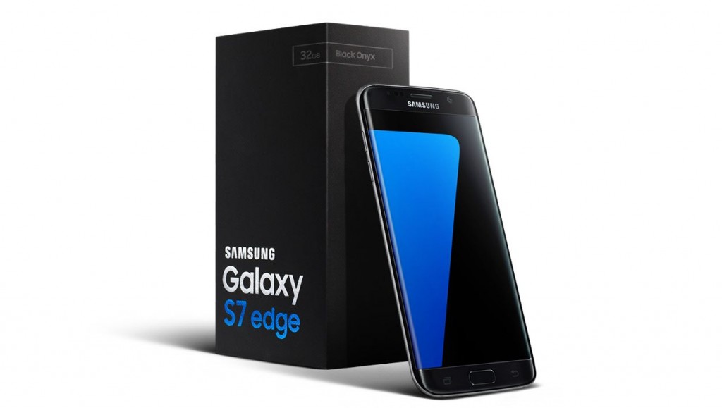 Samsung Galaxy S7 edge an Verpackung gelehnt