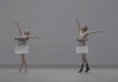 Nackte Ballettänzer, von Drohnen „zensiert“