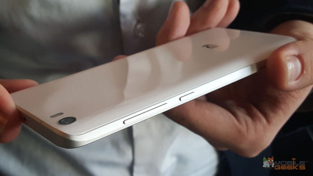 Xiaomi Mi5 - Blick auf die Rückseite und die Seite mit Power-Button und Lautstärke-Regelung