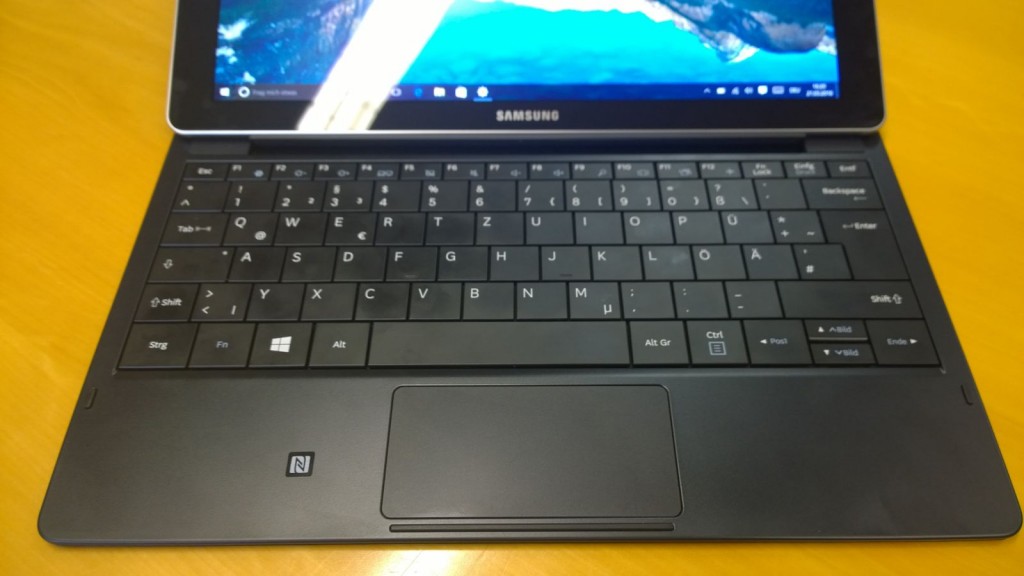 Samsung Galaxy TabPro S Tastatur von schräg oben