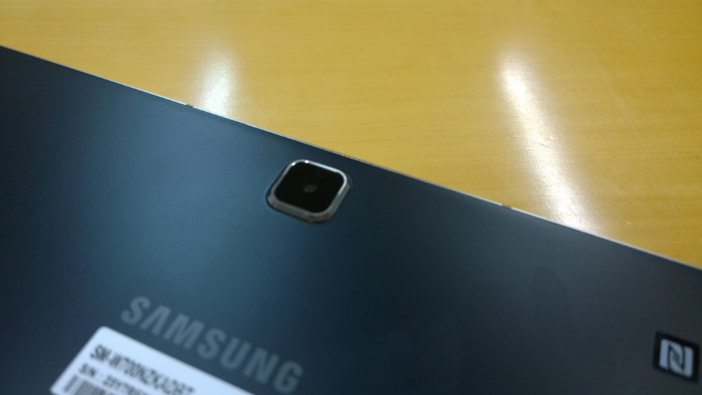 Samsung Galaxy TabPro S - Rückseite mit Blick auf die Cam