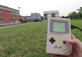Drohne wird mit Game Boy Classic gesteuert
