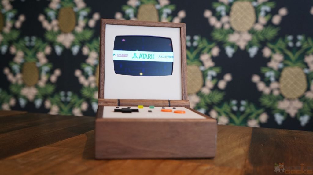 Pixel Vision von vorne - Atari-Logo auf dem Display