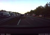 Dashcam: Tesla Autopilot erkennt Unfall und leitet Vollbremsung ein
