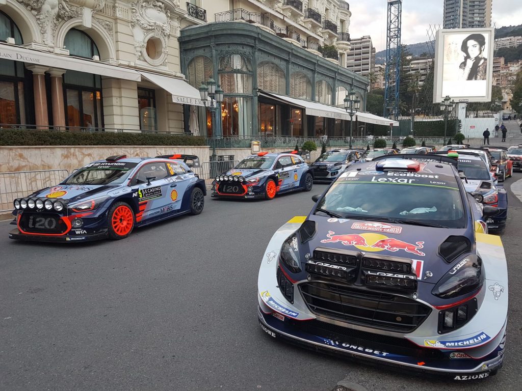Aufstellung der WRC Autos in Monte Carlo