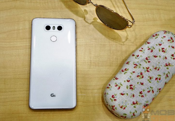 LG G6 von hinten, auf dem Tisch liegend