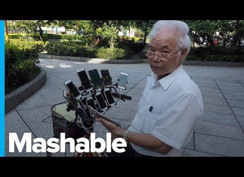 Dieser Opa aus Taiwan spielt Pokémon Go – mit 11 Smartphones!