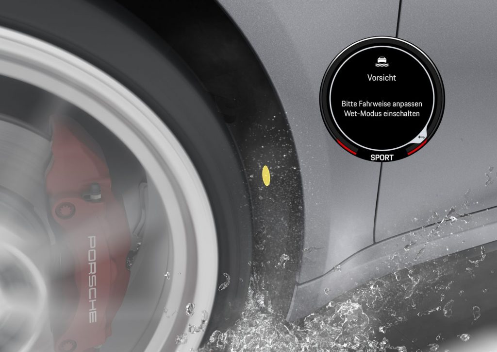 Bild von Reifen mit Sensor im Radkasten und Porsche Wet Mode Warnmeldung