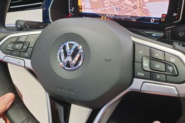 Multifunktionslenkrad mit "View"-Taste zum Umschalten zwischen verschiedenen Ansichten des Bildschirms hinter dem Lenkrad - dem "Digital Cockpit" (Quelle: Eigene Bilder).