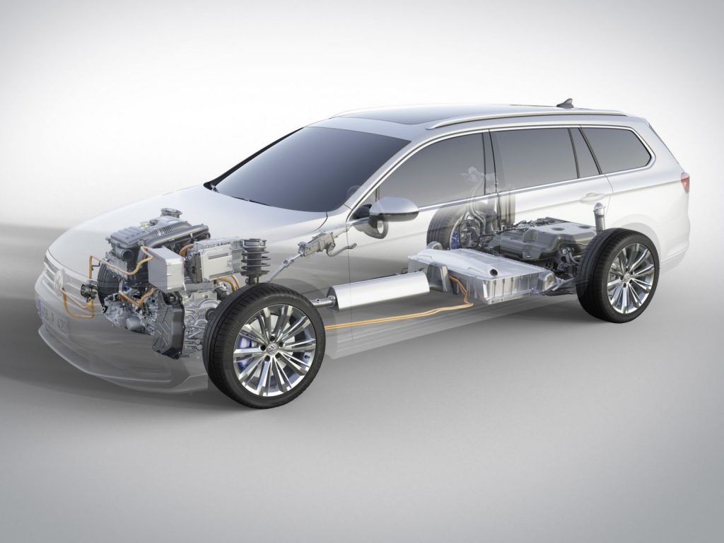 Unter der Rücksitzbank und Teilen des Kofferraums liegt das Akkupaket des Plug-In-Hybriden Passat GTE. Mit dem Facelift hat es eine Kapazität von 13 kWh und soll für 55 Kilometer rein elektrisches Fahren genügen (Quelle: VW).