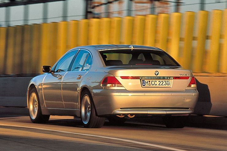 Auch ein Rücken kann verzücken? Die Meinung beim Design des 7er BMW von 2001 gehen auseinander. Verantwortlich zeichnet sich Chris Bangle (Quelle: Auto, Motor und Sport).