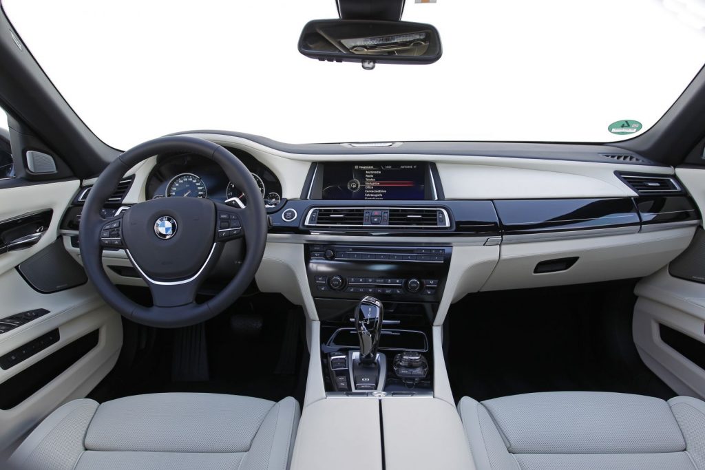 Bei "ID3" (ab 2013 in BMW-Modellen verbaut) ist erstmals ein Touchpad auf dem iDrive-Controller enthalten. Ab 2014 gibt es optional mit "ID4" die Real Time Traffic Info (Echtzeitverkehrsinfo) über die fahrzeugeigene SIM-Karte (Quelle: BMW).