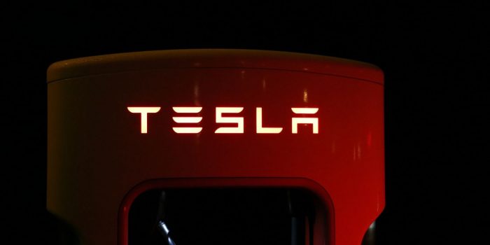Tesla Supercharger in Dunkelheit