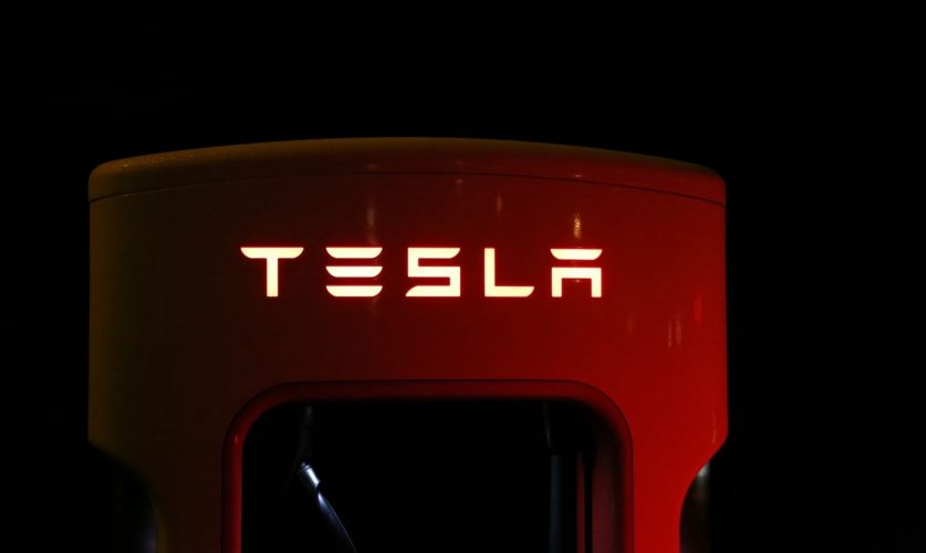 Tesla Supercharger in Dunkelheit