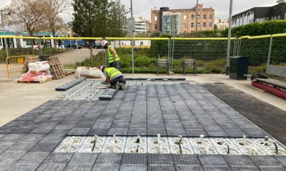 Bauarbeiter installiert Solarpaneele