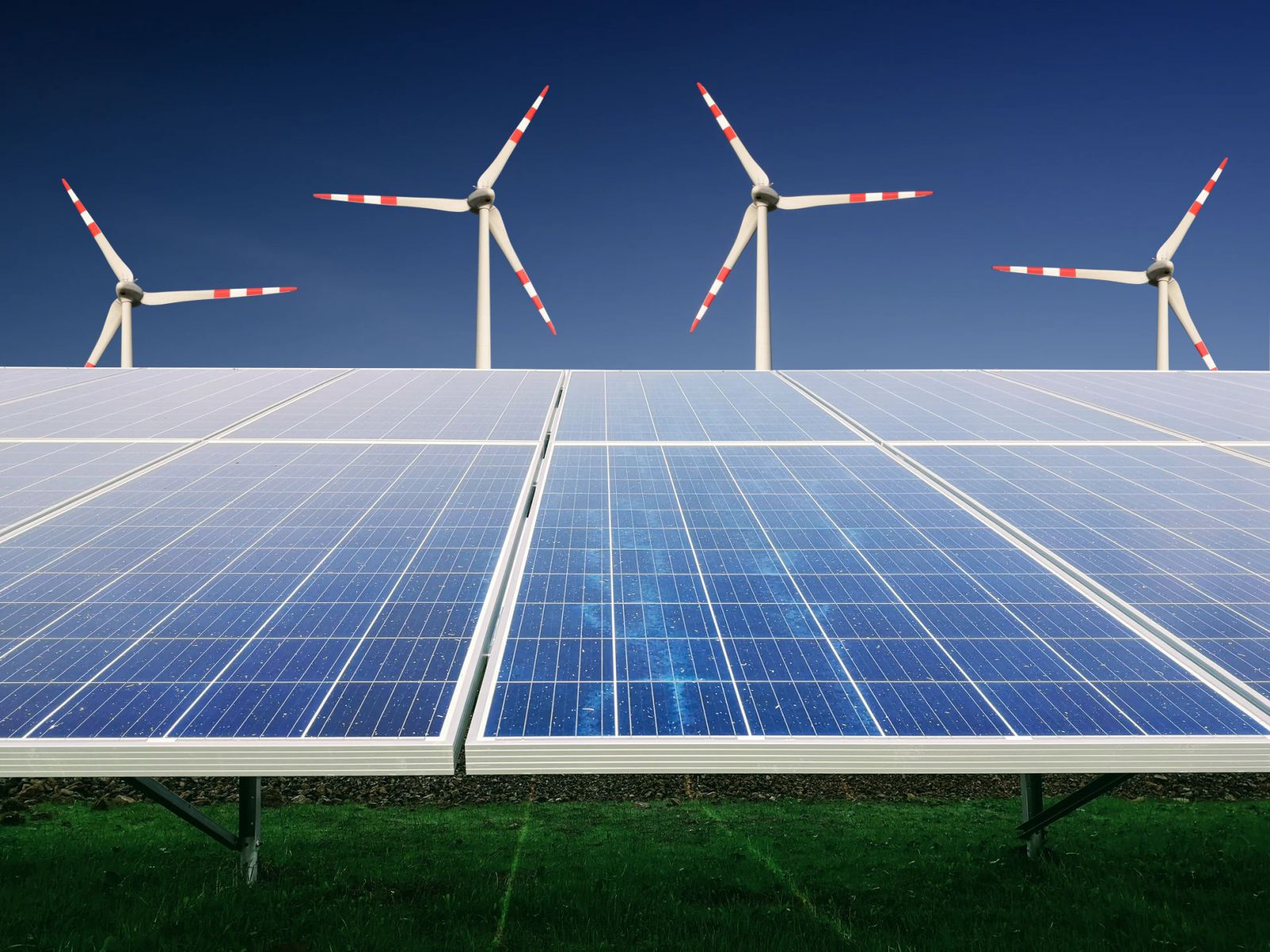 Solaranlagen vor Windkraftanlagen