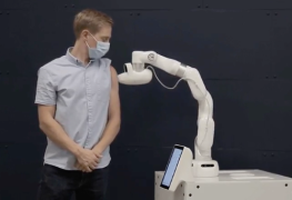 Dieser Roboterarm verabreicht Vakzine ohne Nadeln oder Arzthelfer