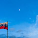 Russische Flagge vor blauem Himmel
