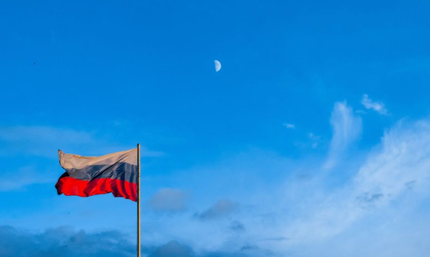 Russische Flagge vor blauem Himmel