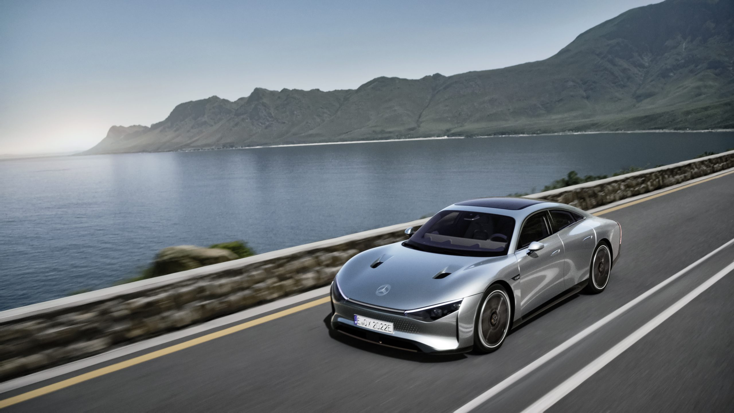 La VISION EQXX mostra come Mercedes-Benz immagina il futuro dell'auto elettrica. L'auto ha un'autonomia di più di 1.000 chilometri e un consumo di energia inferiore a 10 kWh per 100 chilometri. La VISION EQXX è sinonimo di nuovi standard in termini di efficienza energetica e autonomia nel traffico stradale reale, nonché di uno sviluppo rivoluzionario delle auto elettriche. // La VISION EQXX è il modo in cui Mercedes-Benz immagina il futuro delle auto elettriche. L'auto ha un'autonomia di più di 1.000 chilometri con un consumo energetico eccezionale di meno di 10 kWh per 100 chilometri. La VISION EQXX è sinonimo di grandi progressi: stabilisce nuovi standard in termini di efficienza energetica e di autonomia nel traffico reale e rivoluziona lo sviluppo delle auto elettriche