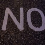 Wort "No" auf Asphalt