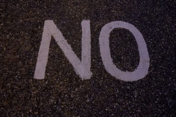 Wort "No" auf Asphalt