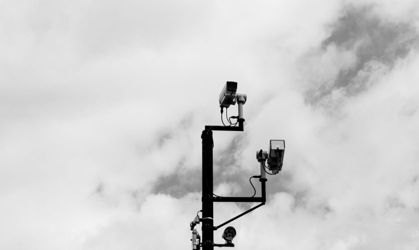 Überwachungskameras vor Wolken
